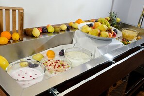 Tägliches Frühstücksbuffet (7.5 EUR pro Person)