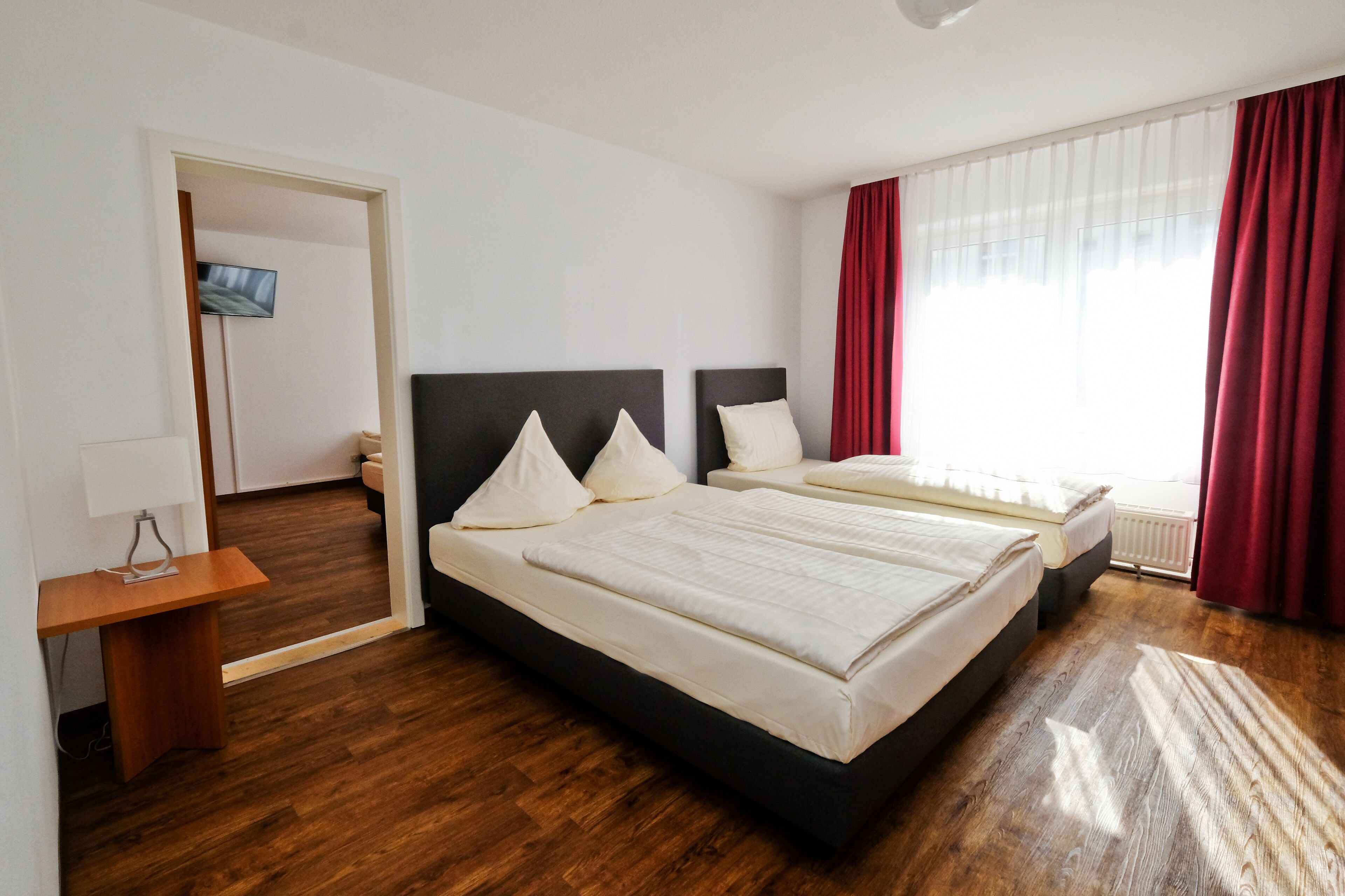 5-Bett Zimmer | Allergikerbettwaren, Schreibtisch, laptopgeeigneter Arbeitsplatz