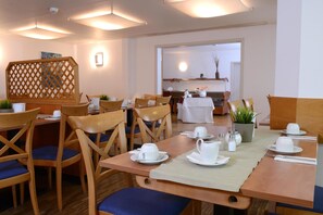 Daily buffet breakfast for a fee - Apart-Hotel Sehnde (Sehnde)