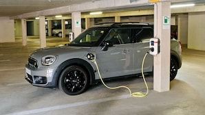 A parking garage with a Mini Cooper charging at a station. - Apart-Hotel Sehnde (Sehnde)
