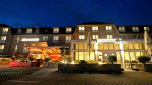 A hotel with a restaurant and a sign indicating it is an "Apart Hotel." - Apart-Hotel Sehnde (Sehnde)