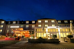 Un hotel con restaurante y un cartel que indica que es un “Apart Hotel”.