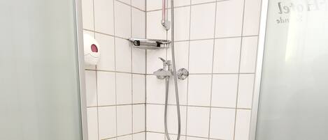 Ducha con cabezal de ducha de mano y grifo empotrado.