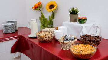 Tägliches Frühstücksbuffet (7.5 EUR pro Person)