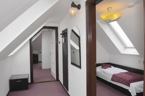 In-room safe, desk, blackout curtains, iron/ironing board - Budai Hotel (Budapest)