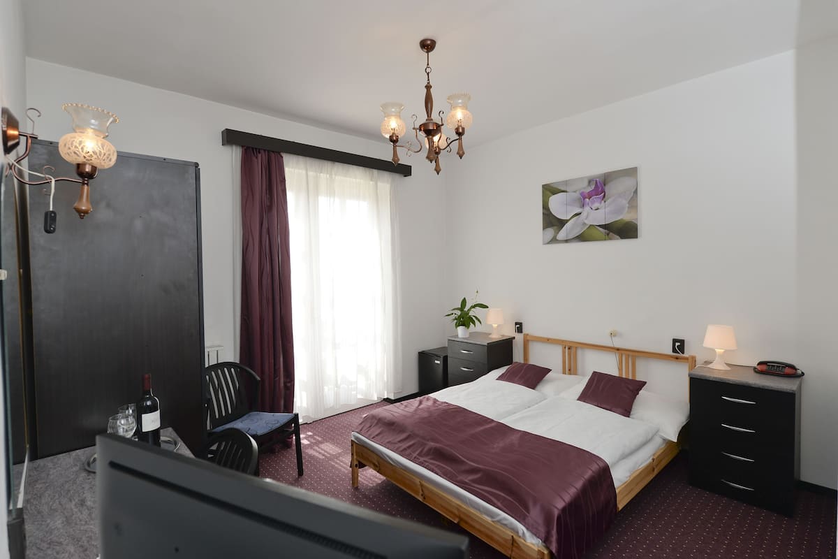 Neljän hengen huone, 2 makuuhuonetta | Tallelokero huoneessa, työpöytä, pimennysverhot, silitysrauta/-lauta
