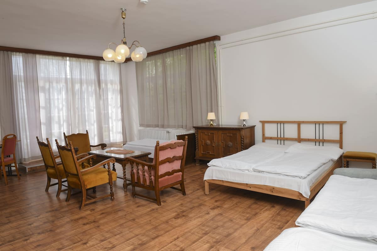 Sviitti, 2 makuuhuonetta | Tallelokero huoneessa, työpöytä, pimennysverhot, silitysrauta/-lauta