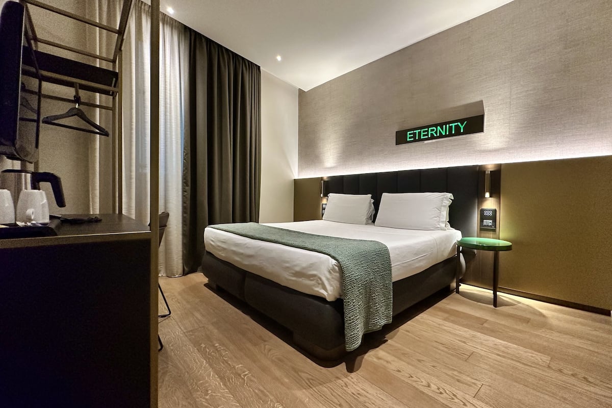 Premium bedding, pillowtop beds, minibar, in-room safe