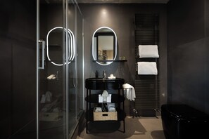 Deluxe Room | Bathroom | Shower, eco-friendly toiletries, hair dryer, slippers - The Market Urban Hotel (Florence)