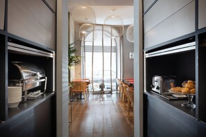Café da manhã com buffet todos os dias (EUR 12 por pessoa) 