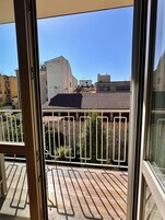 Annex Building Deluxe Apartment (100 meters) | Vista dalla camera
