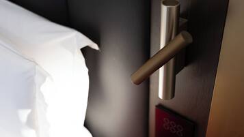 A hotel room door with a metallic handle and a digital lock displaying the number 888.