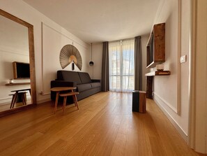 Annex Building Deluxe Apartment (100 meters) | Coin séjour | Télévision à écran plat de 22 pouces avec chaînes numériques, télévision