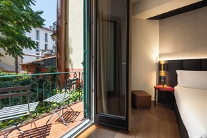 Chambre Deluxe, terrasse | Literie de qualité supérieure, surmatelas, minibar