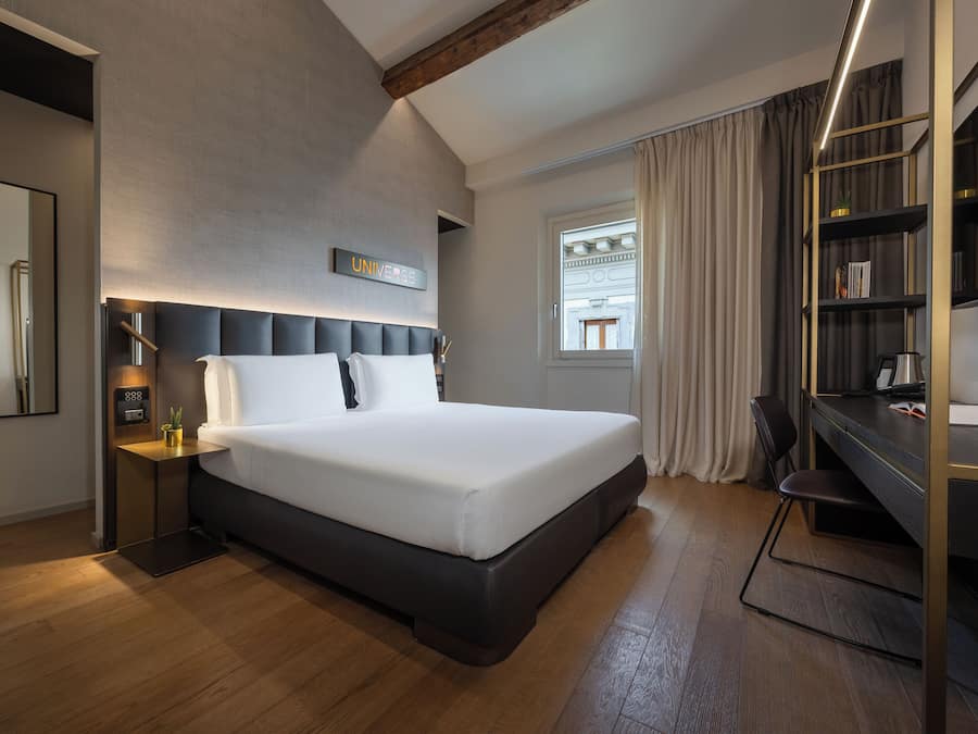 Phòng Deluxe | Bộ đồ giường cao cấp, nệm có lớp đệm bông, minibar