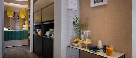 Un moderno vestíbulo de hotel con una recepción, una zona de bar y un espacio de estar.