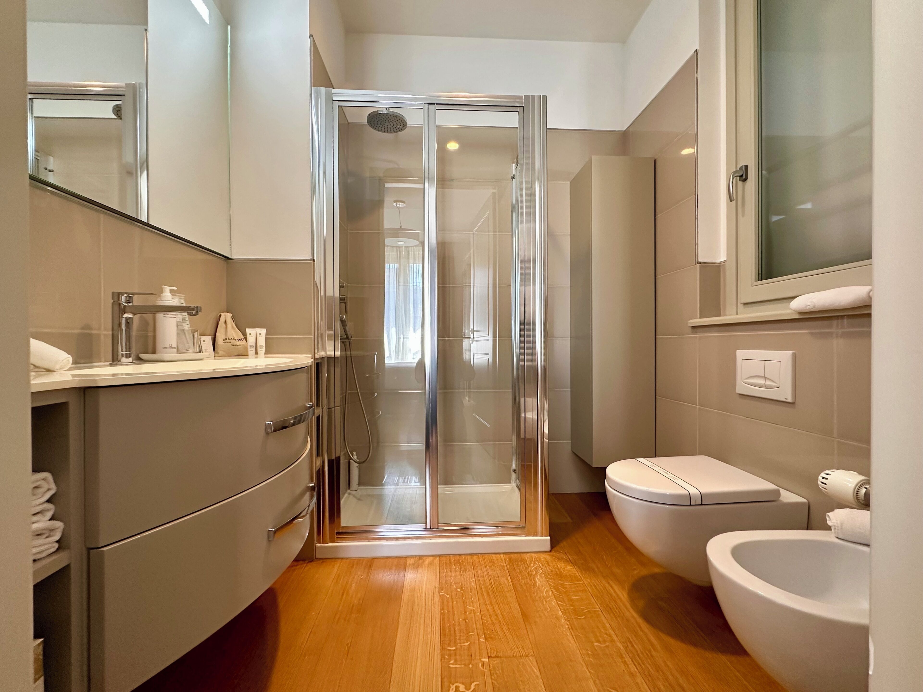 annex building deluxe apartment (100 meters) | bathroom | shower, free toiletries, hair dryer, slippers