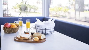 朝食 (ビュッフェ)、毎日提供 (有料)