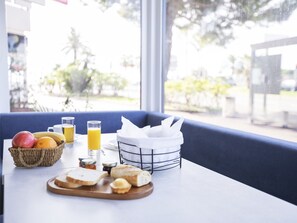 Tägliches Frühstücksbuffet (12 EUR pro Person)