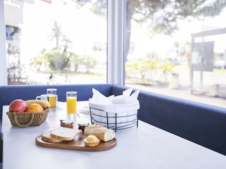 Daily buffet breakfast for a fee. Tiercé Hotel
