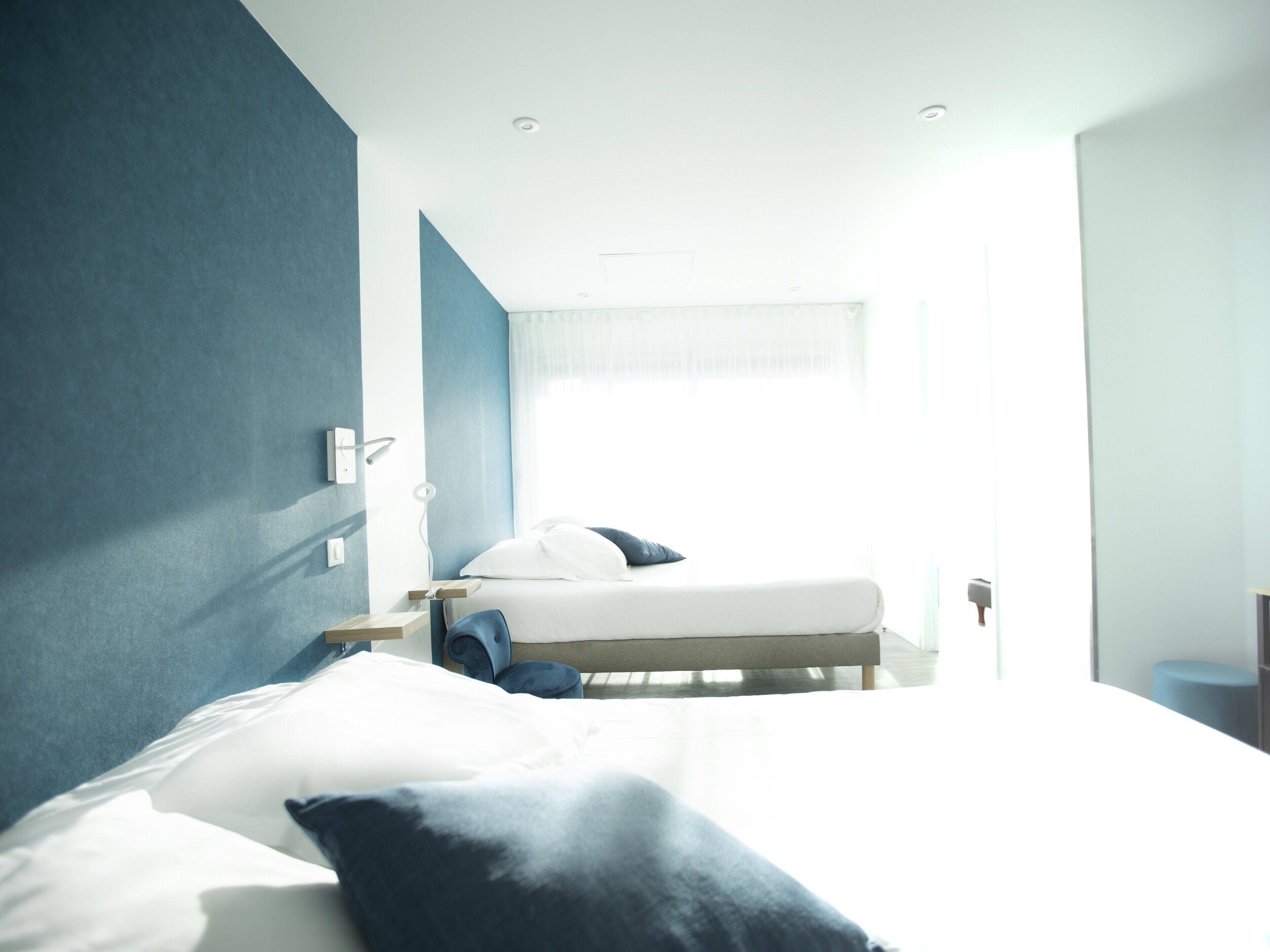 chambre famille | premium bedding, select comfort beds, in-room safe, desk