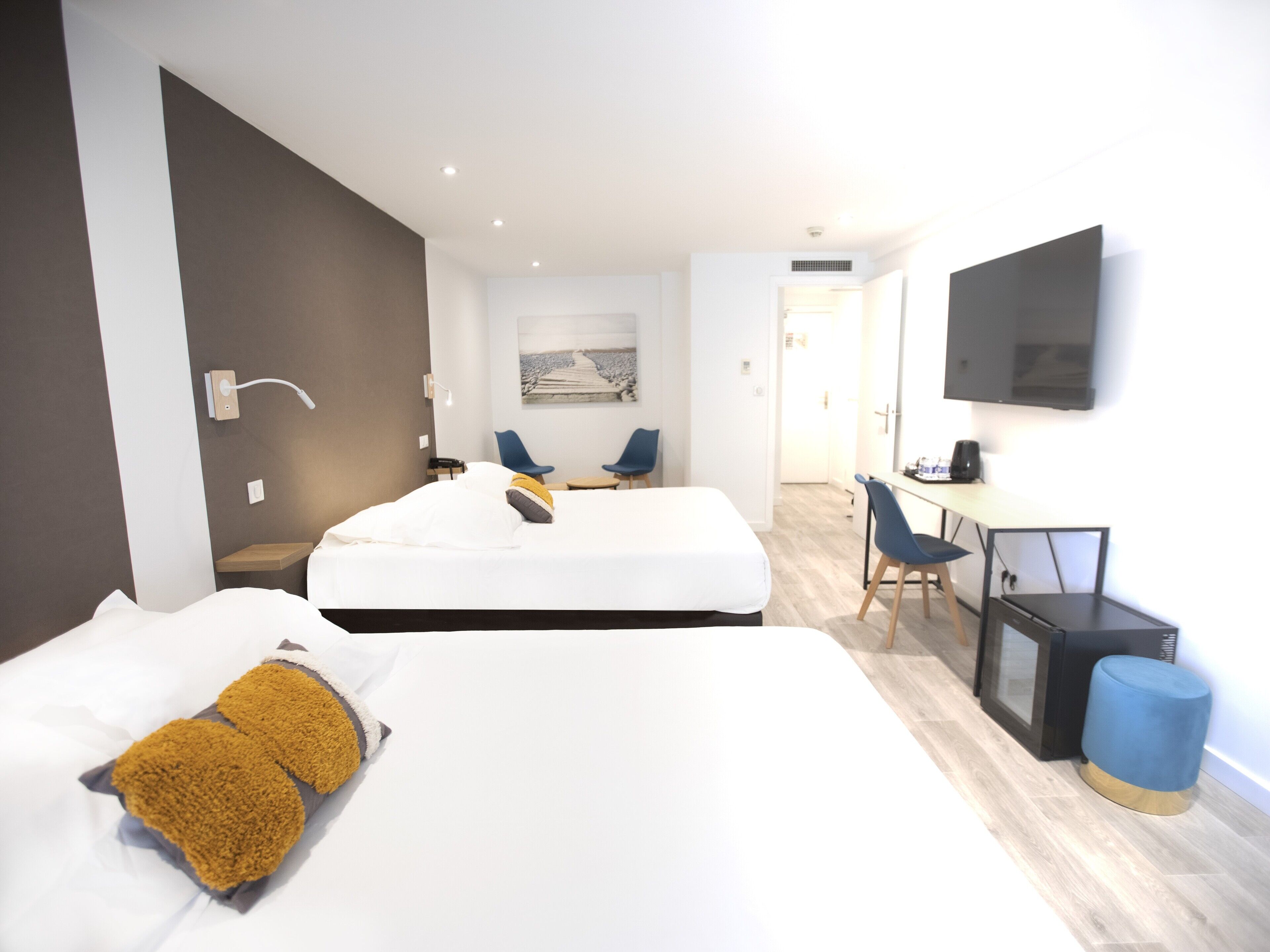 chambre quadruple | premium bedding, select comfort beds, in-room safe, desk