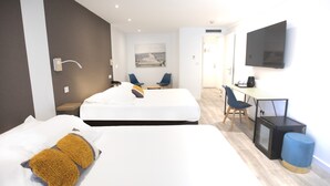 Chambre Quadruple | 高級寝具、セレクト コンフォート製ベッド、セーフティボックス (室内)、デスク