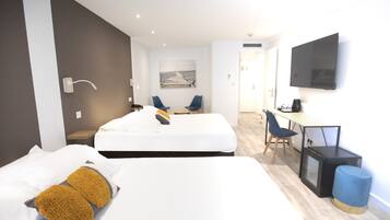 Chambre Quadruple | 高档床上用品、Select Comfort 床、客房内保险箱、办公桌