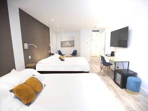 Chambre Quadruple | 高档床上用品、Select Comfort 床、客房内保险箱、办公桌