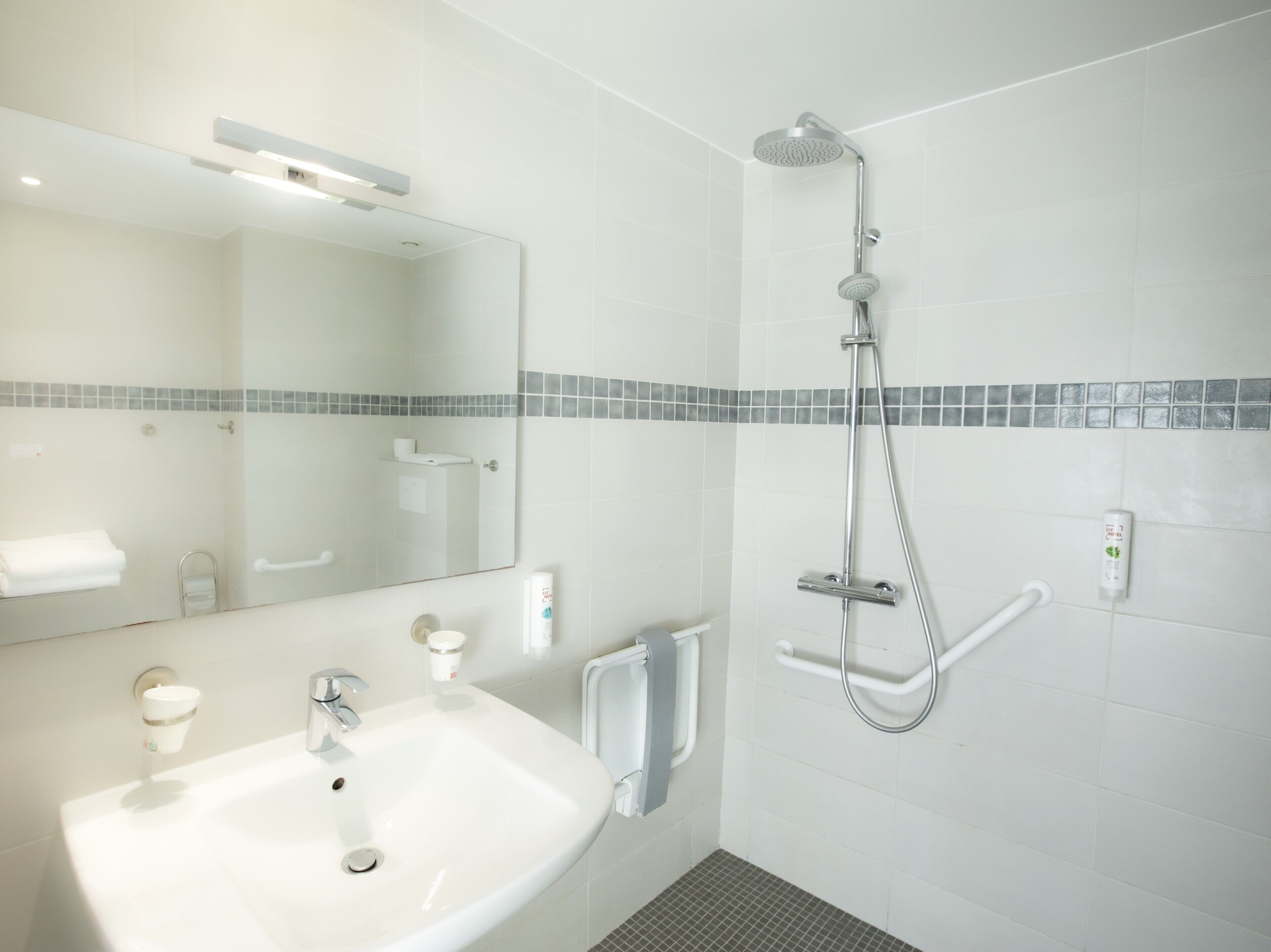 junior double room | bathroom | free toiletries, hair dryer, towels