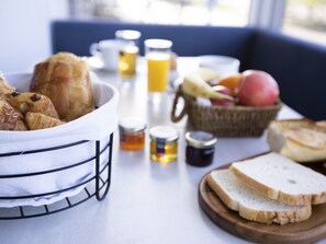 Petit-déjeuner buffet (10.00 EUR par personne)