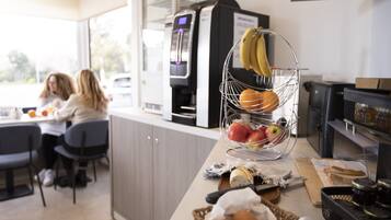 Petit déjeuner buffet (12 EUR par personne)