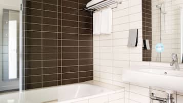 Un baño moderno con bañera, lavamanos y ducha.