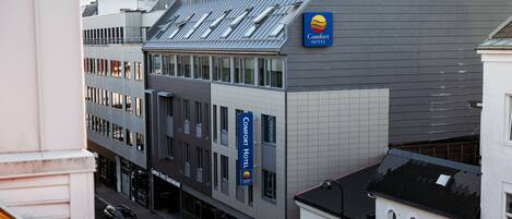Edificio de Comfort Hotel con diseño moderno, con ventanas amplias y el logotipo de Comfort bien visible.