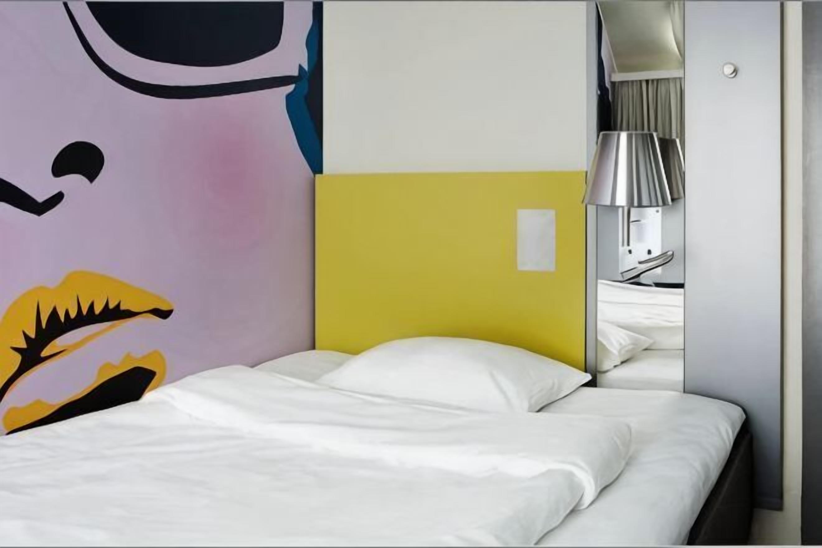 Pillowtop-bedden, een bureau, beddengoed