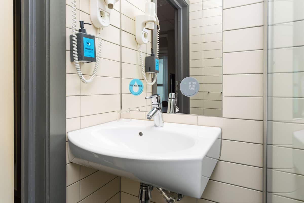 room, 1 single bed, non smoking | bathroom | towels