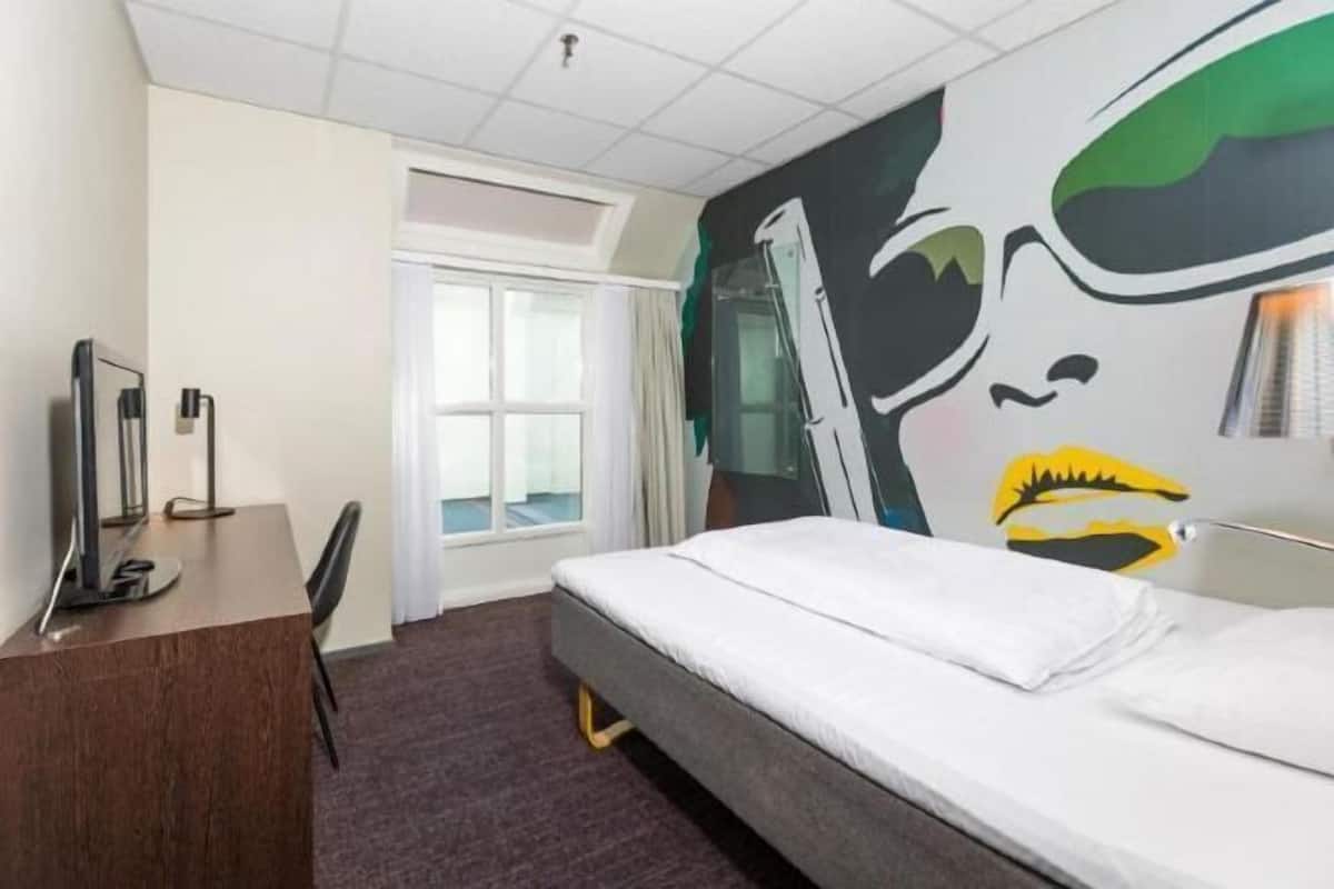 Pillowtop beds, desk, bed sheets