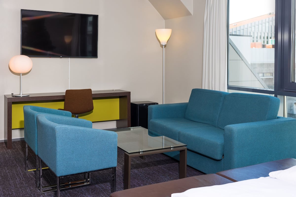 double deluxe room, 1 double bed, nonsmoking | pillow-top beds, desk, bed sheets