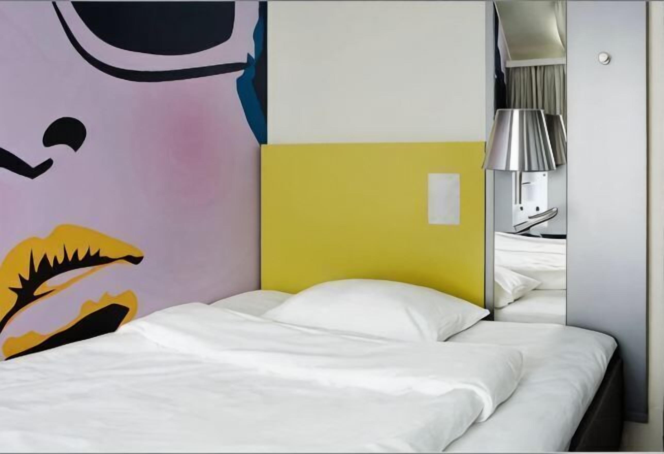 Pillowtop beds, desk, bed sheets