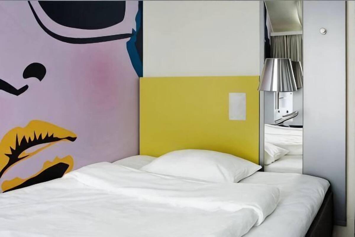 Camas con pillow-top, escritorio y ropa de cama 