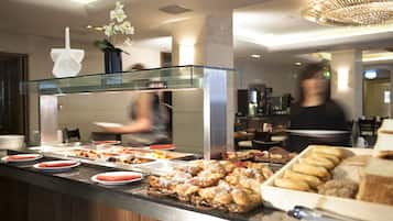 Daily full breakfast (EUR 15 per person)