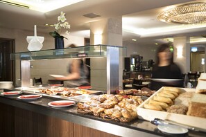 อาหารเช้าชุดใหญ่สไตล์อังกฤษทุกวัน (EUR 15 ต่อคน)