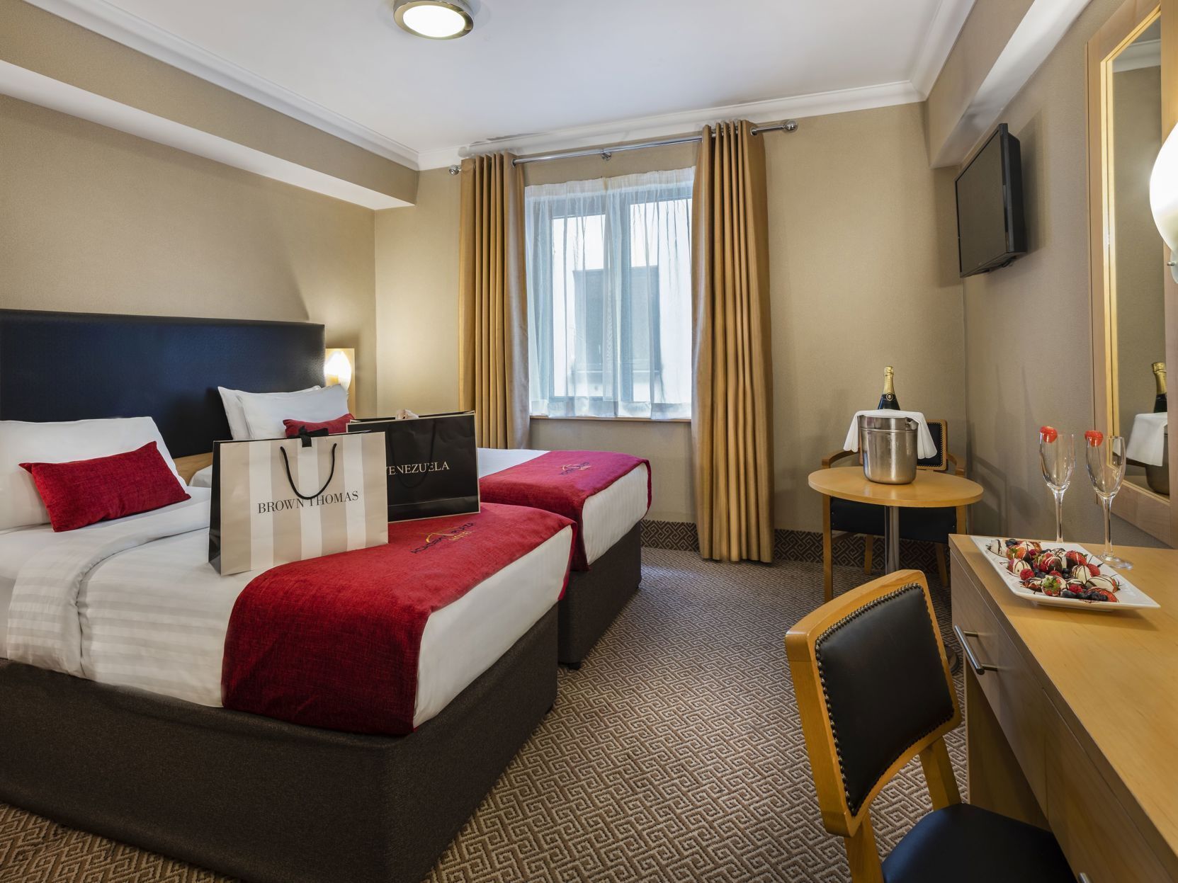 Hypo-allergenic bedding, in-room safe, desk, blackout drapes