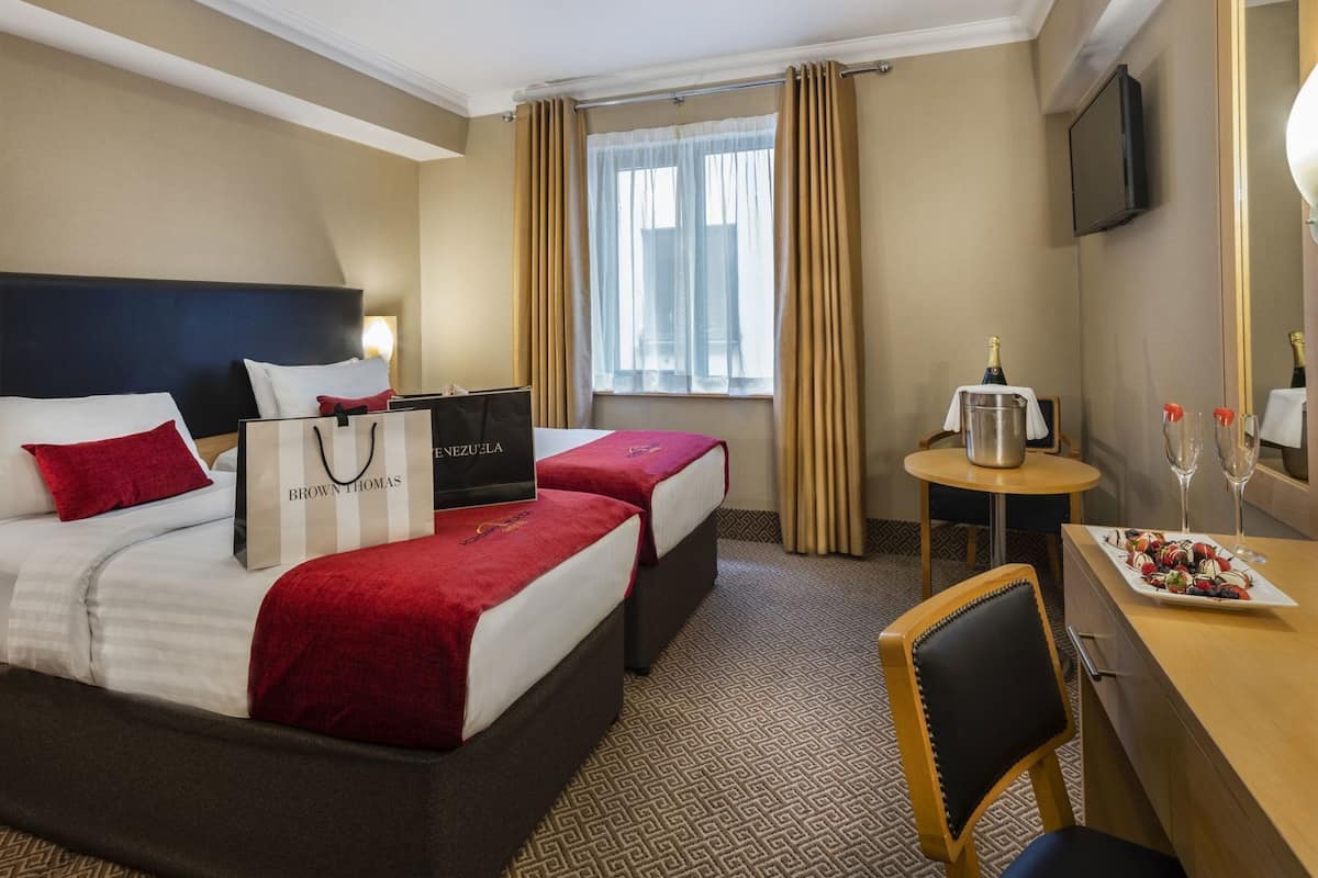 Hypo-allergenic bedding, in-room safe, desk, blackout drapes