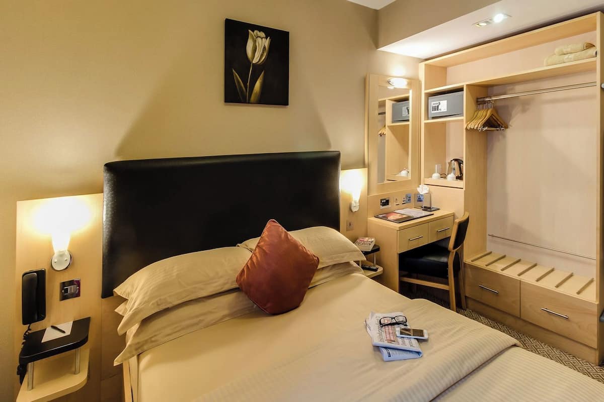 Hypo-allergenic bedding available, in-room safe, desk, blackout drapes