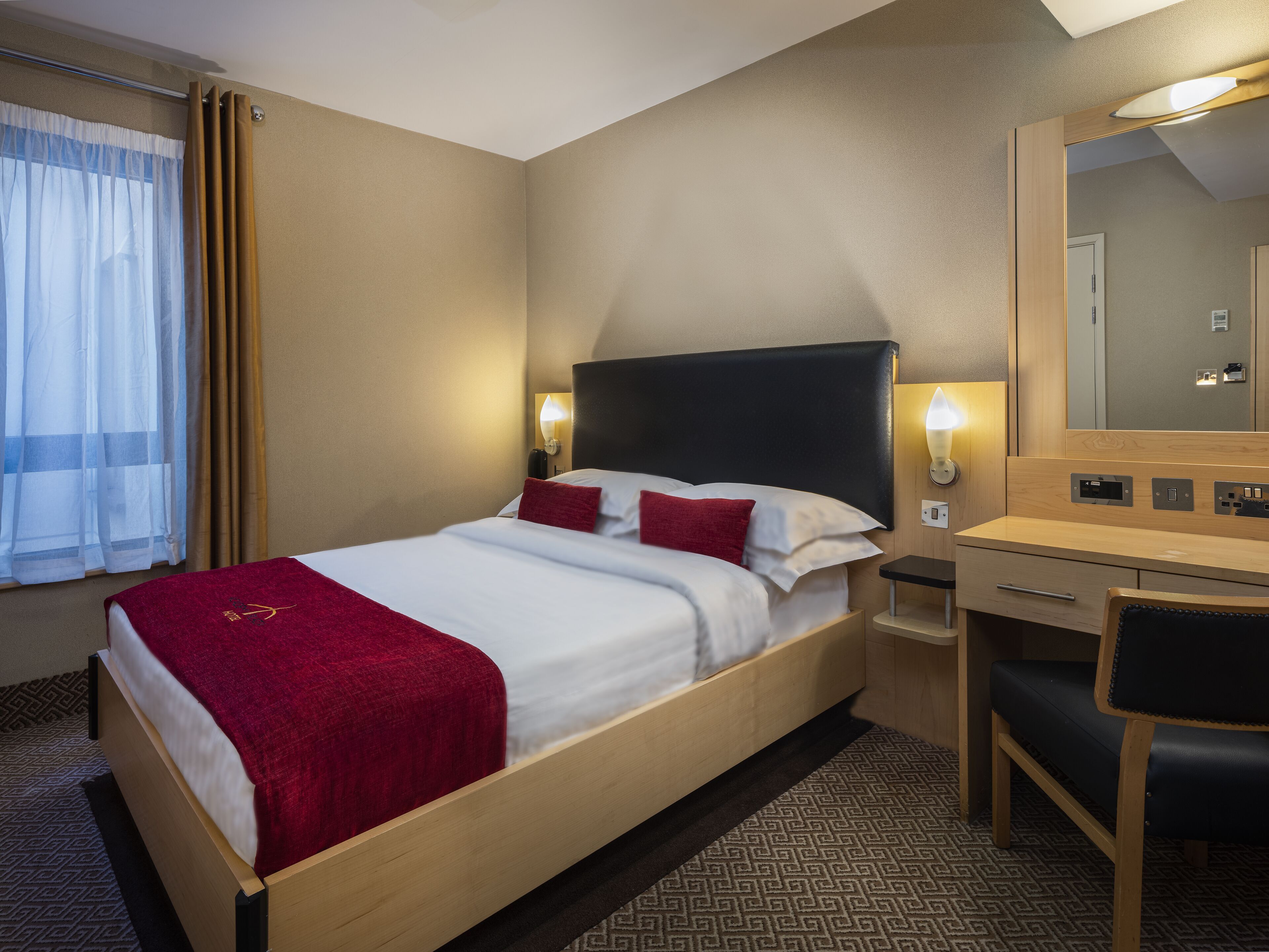 Hypo-allergenic bedding, in-room safe, desk, blackout drapes