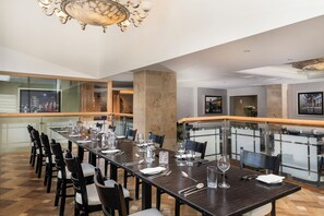 2 restaurants, breakfast, dinner served; local cuisine