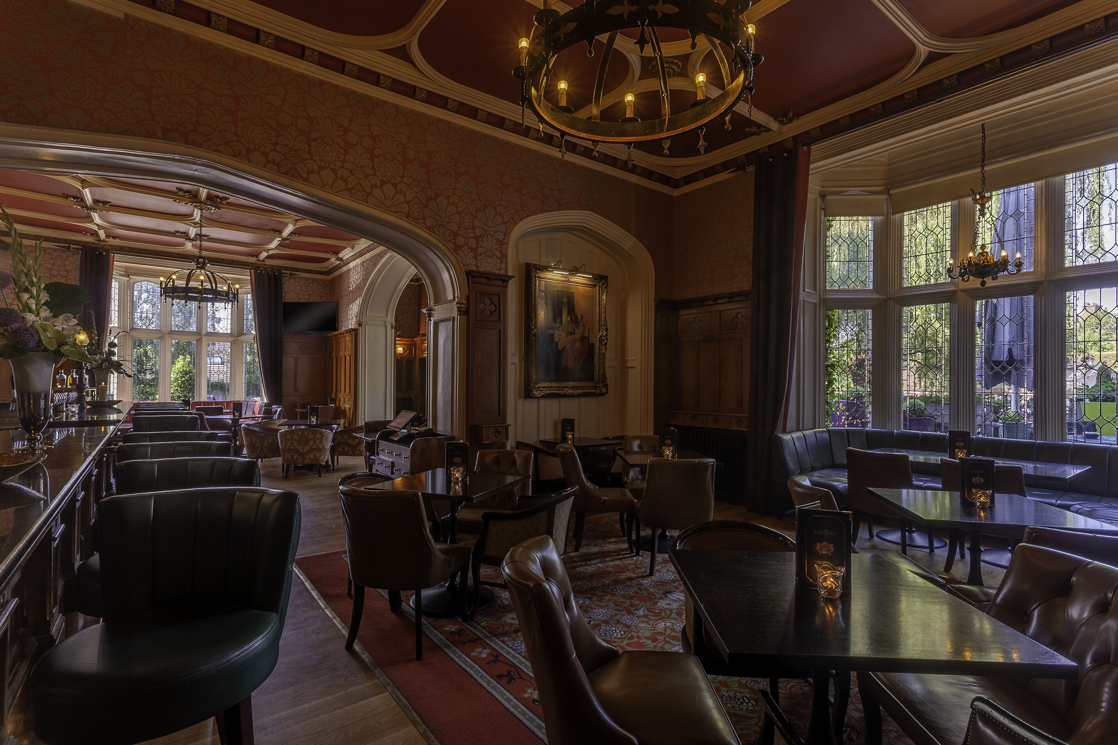 Serves lunch and dinner