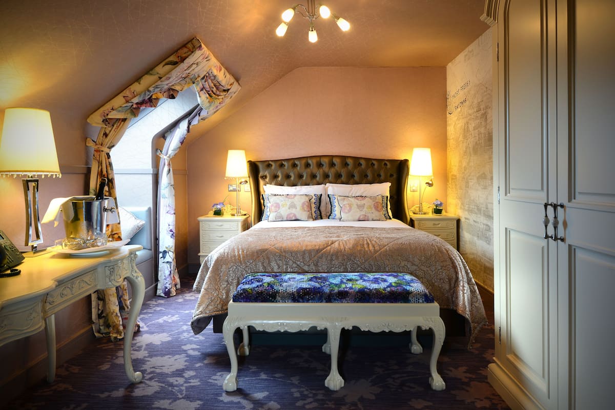 executive room, 1 queen bed | hypo-allergenic bedding, minibar, in-room safe, individually decorated