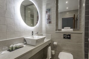 Ducha, artículos de tocador ecológicos, secador de pelo, toallas